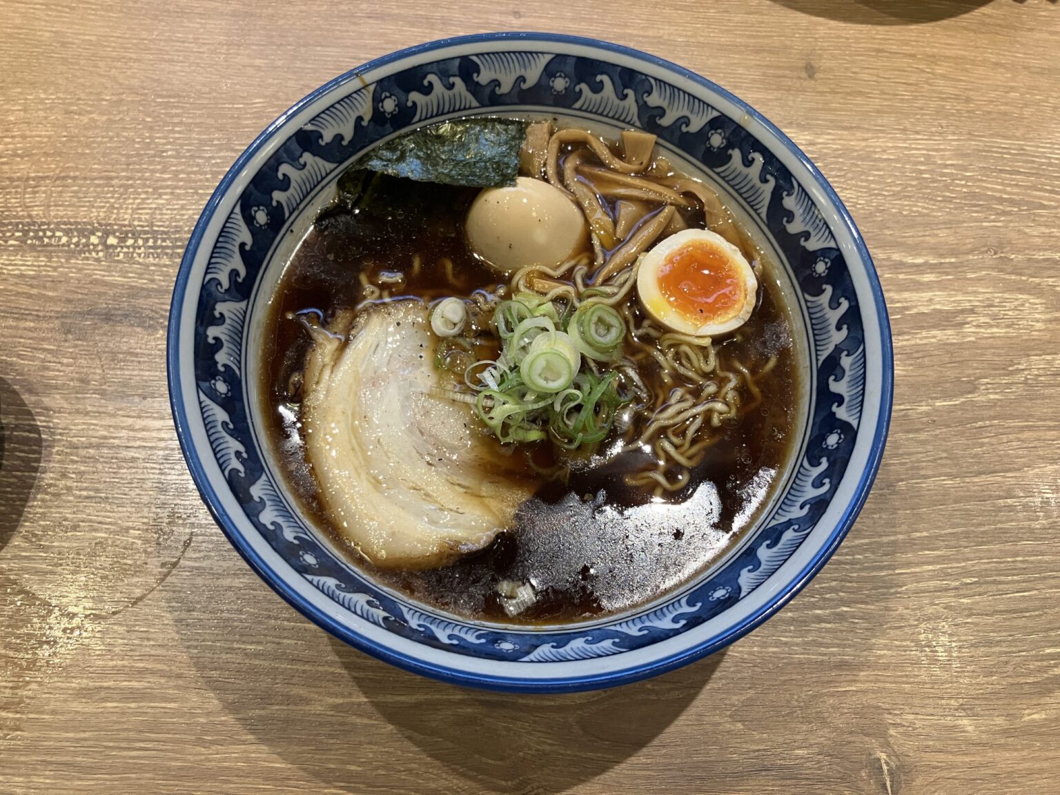 麺屋 あらたの醤油ラーメン（味玉トッピングの掲載例）